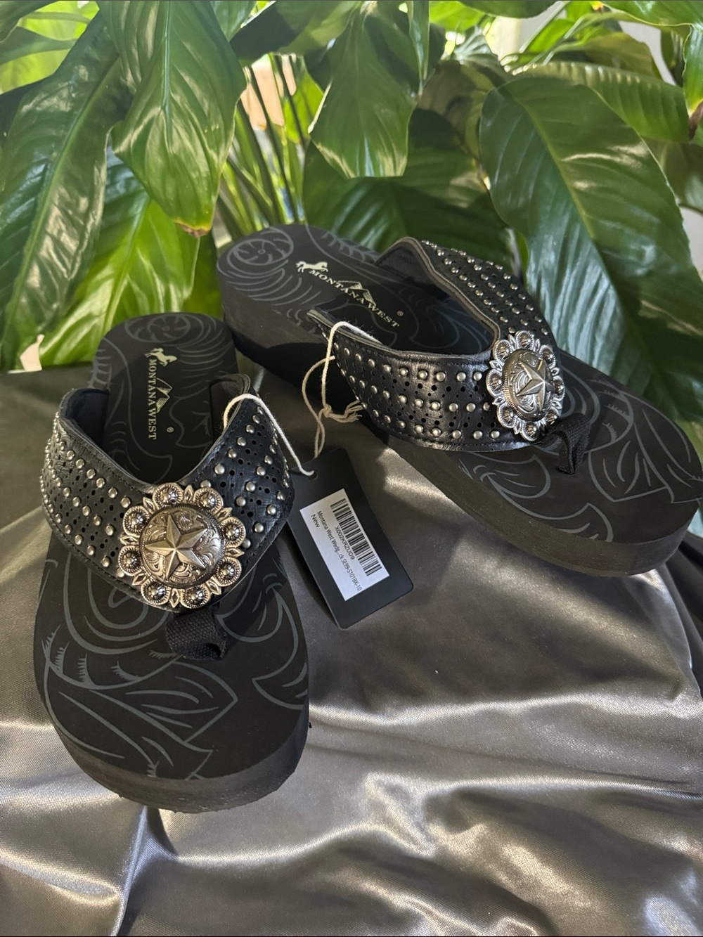 Montana West Black Studded Flip Flop Sandals Silver Star Concho Center - Size 10
